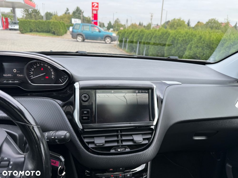 Peugeot 2008 1.2 Pure Tech Allure S&S - 17