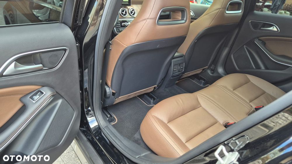 Mercedes-Benz GLA 200 7G-DCT AMG Line - 31