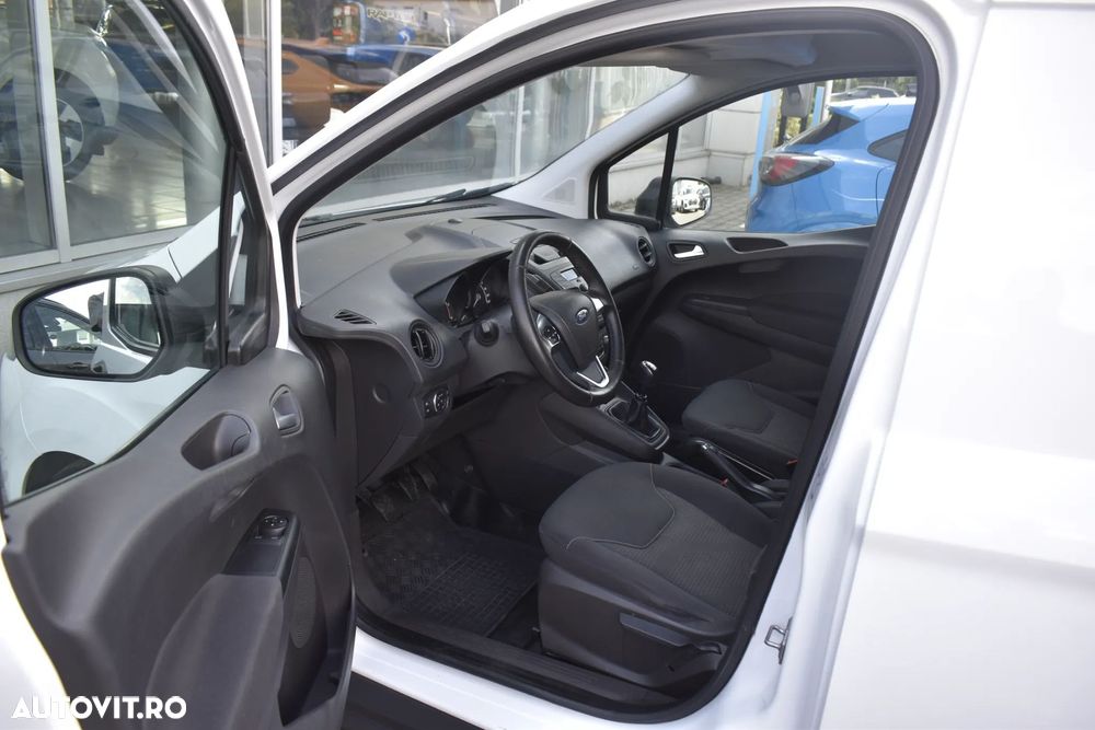 Ford Transit Courier - 26