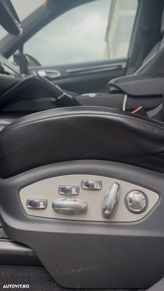 Porsche Cayenne 3.0 L - 6