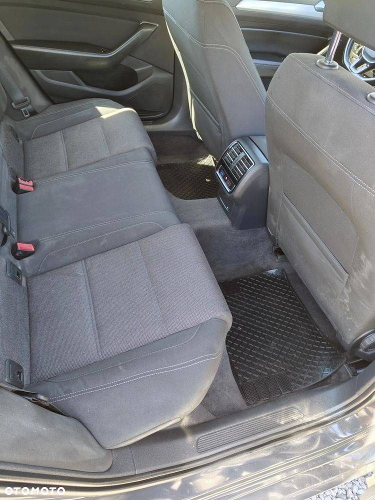 Volkswagen Passat - 11