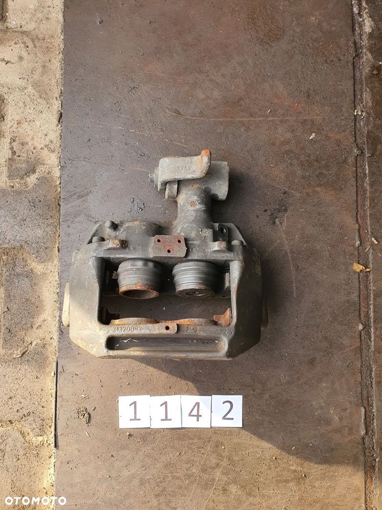 Mercedes Vario Tył lewy prawyZacisk hamulcowy demontaż - 12