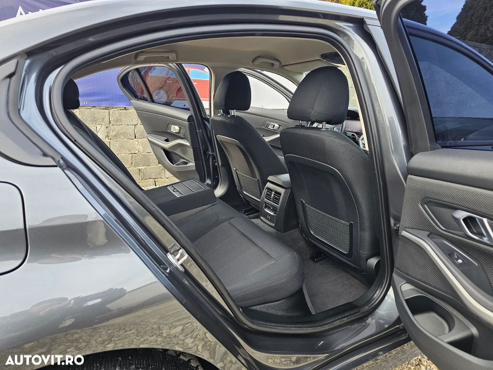 BMW Seria 3 320d Aut. M Sport - 32