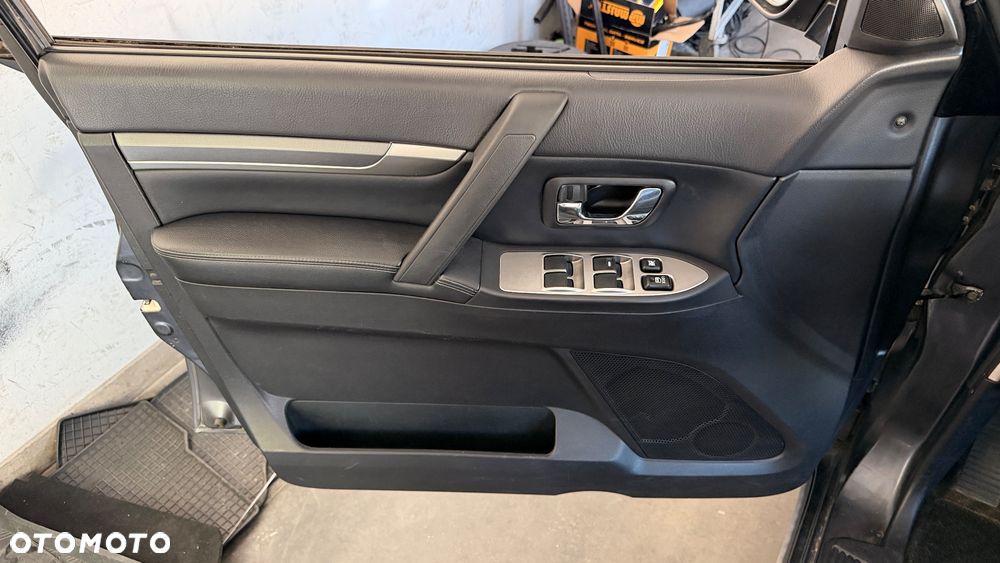 Mitsubishi Pajero 3.8 V6 Instyle - 11
