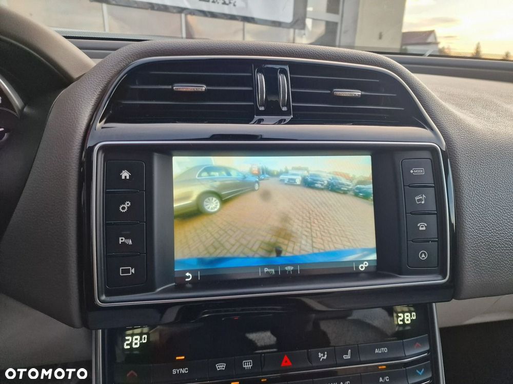 Jaguar XE 20d Prestige - 25
