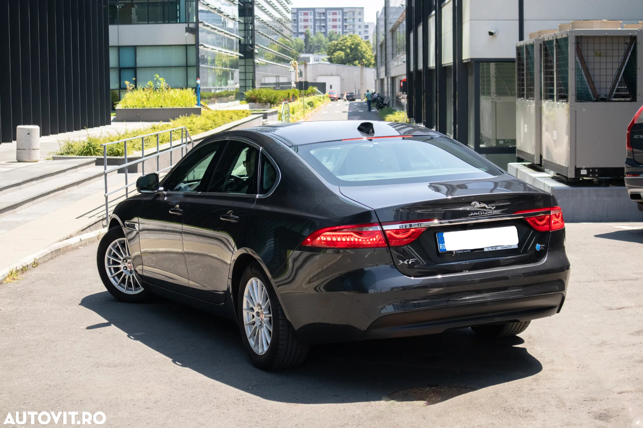 Jaguar XF 20d RWD E-Performance Portfolio - 9