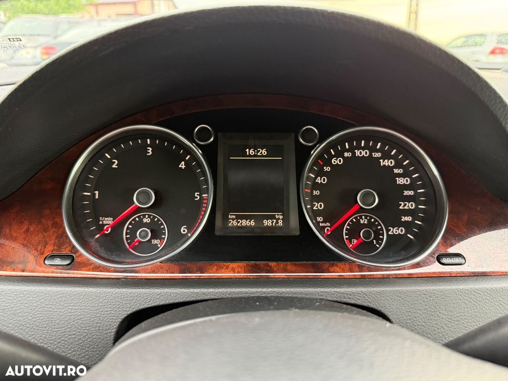 Volkswagen Passat 2.0 TDI DPF Highline - 14