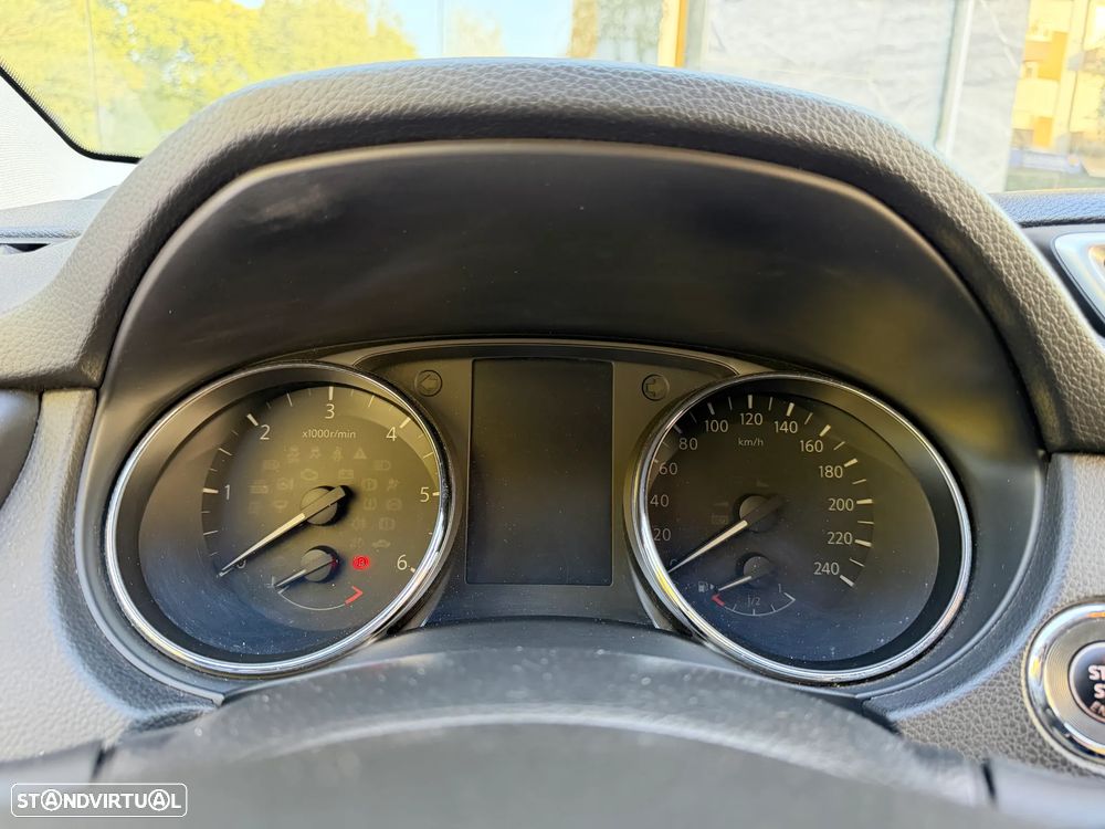 Nissan Qashqai 1.6 dCi N-Connecta 18 - 17