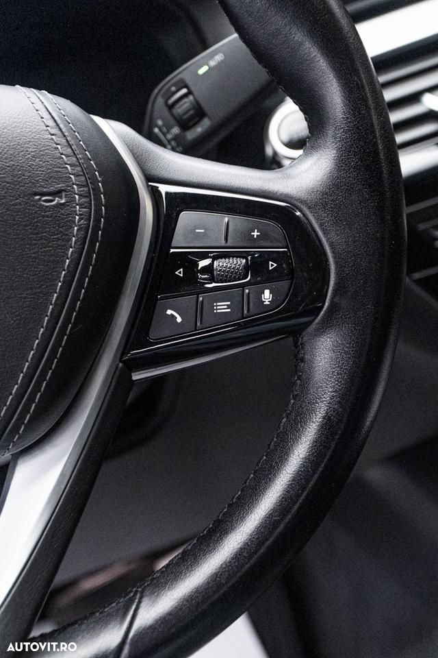 BMW Seria 5 530e Aut. Luxury Line - 24