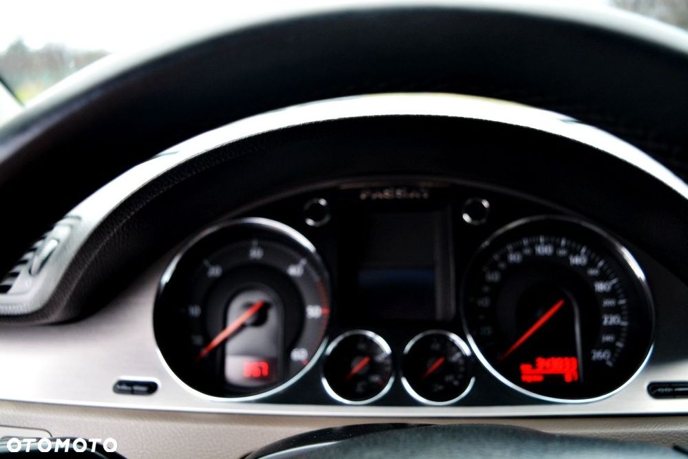 Volkswagen Passat 2.0 TDI DPF Highline - 23