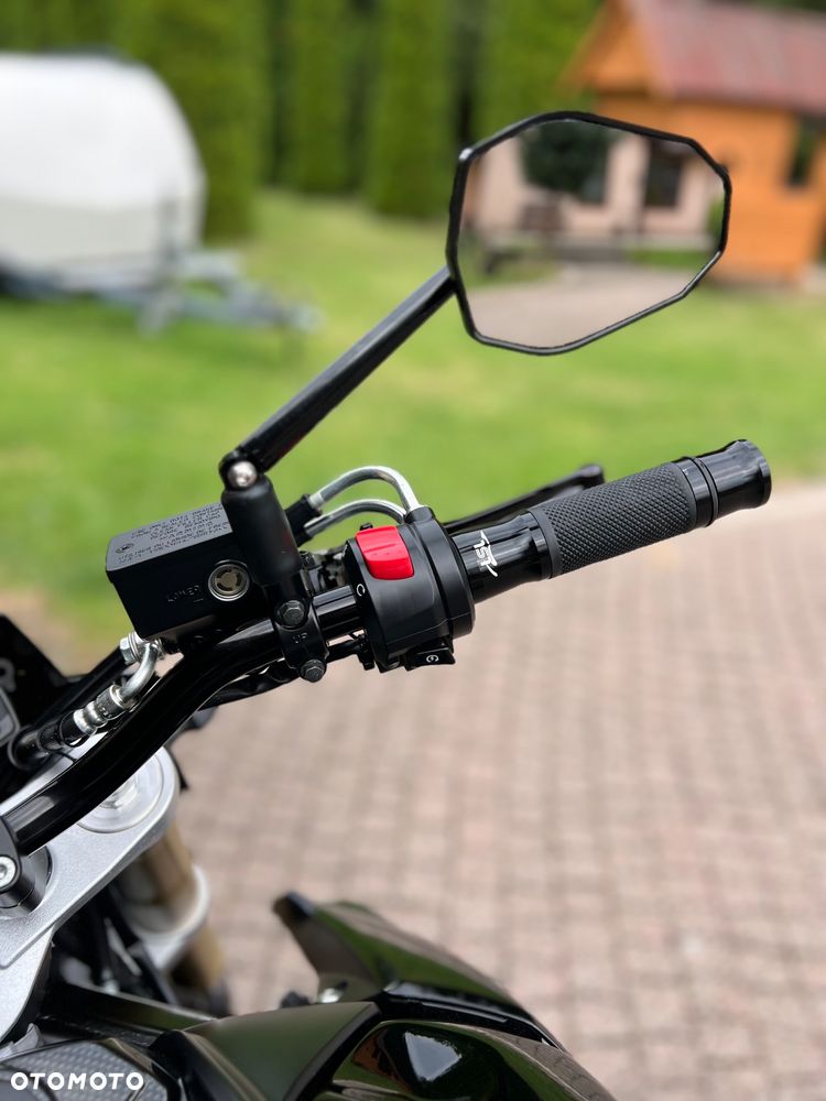 Suzuki GSR - 21