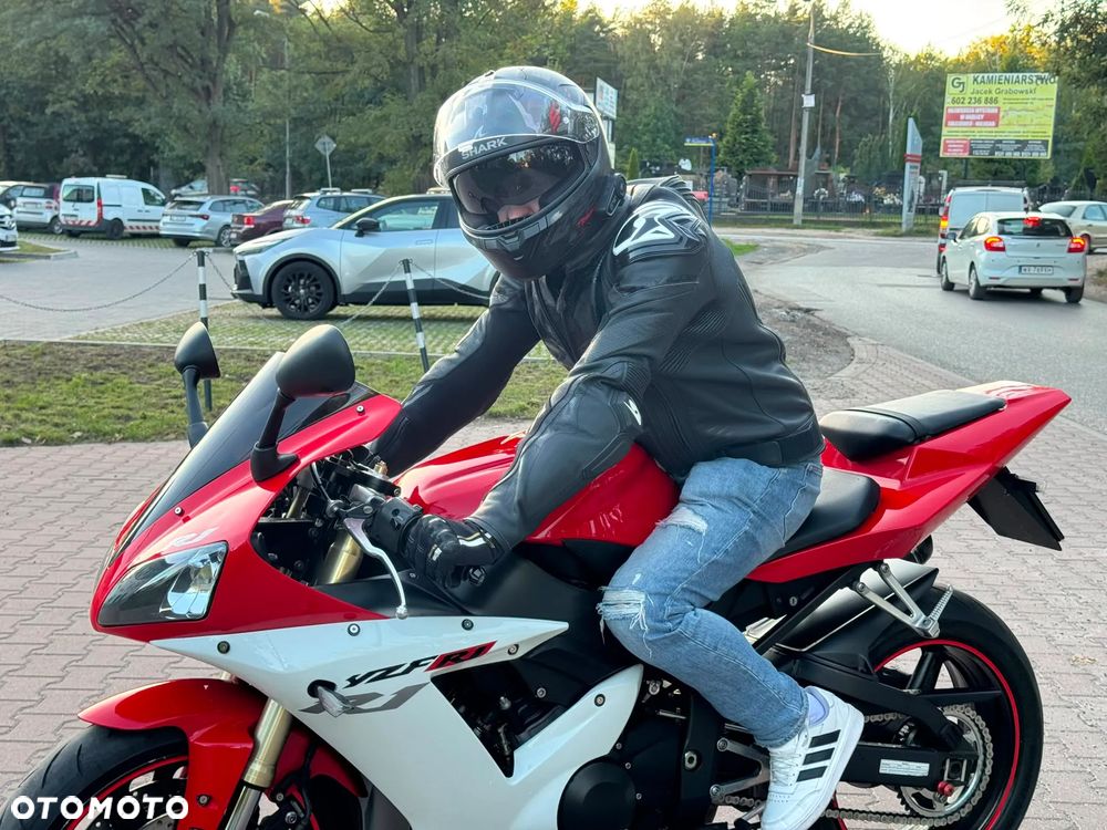 Yamaha R1 - 11