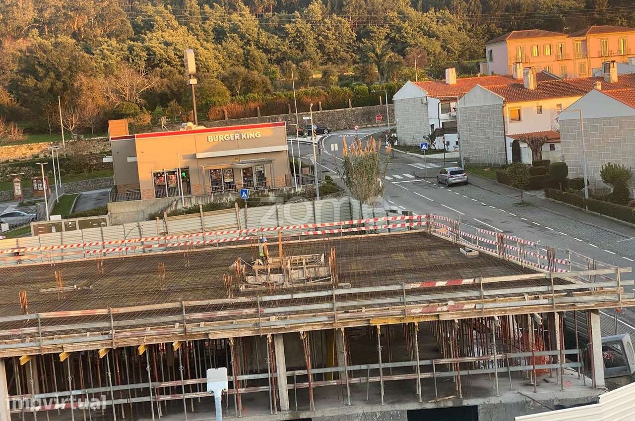 Apartamento T1 (0H) localizado no piso 0, com área total de 84.75 m2. - Grande imagem: 4/23