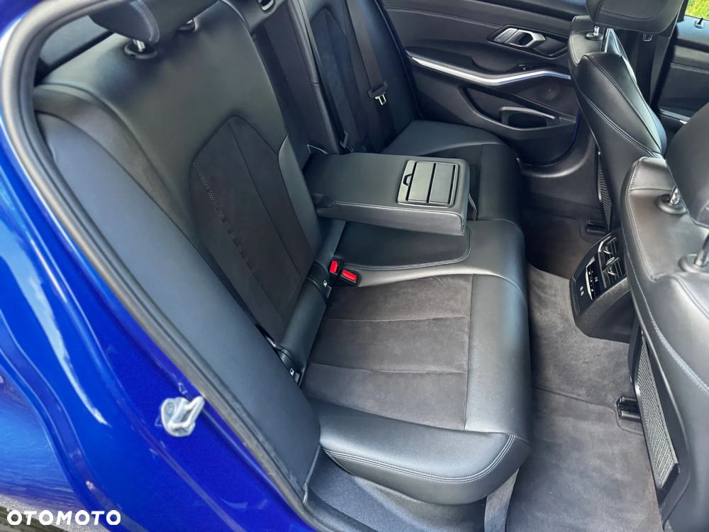 BMW Seria 3 318d M Sport - 34