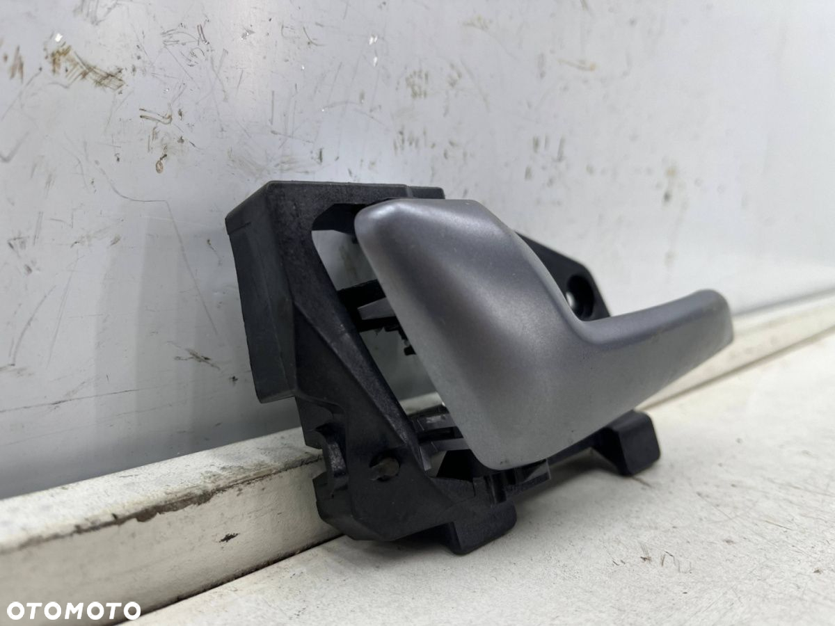 Klamka Kia Rio 3 III 11-17r. lewa tylna wewnętrzna rączka uchwyt drzwi lewy tył 83610-1w010 - 4