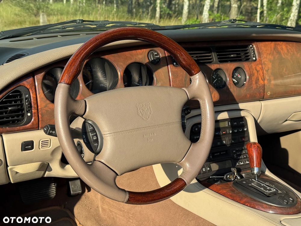 Jaguar XK8 - 25