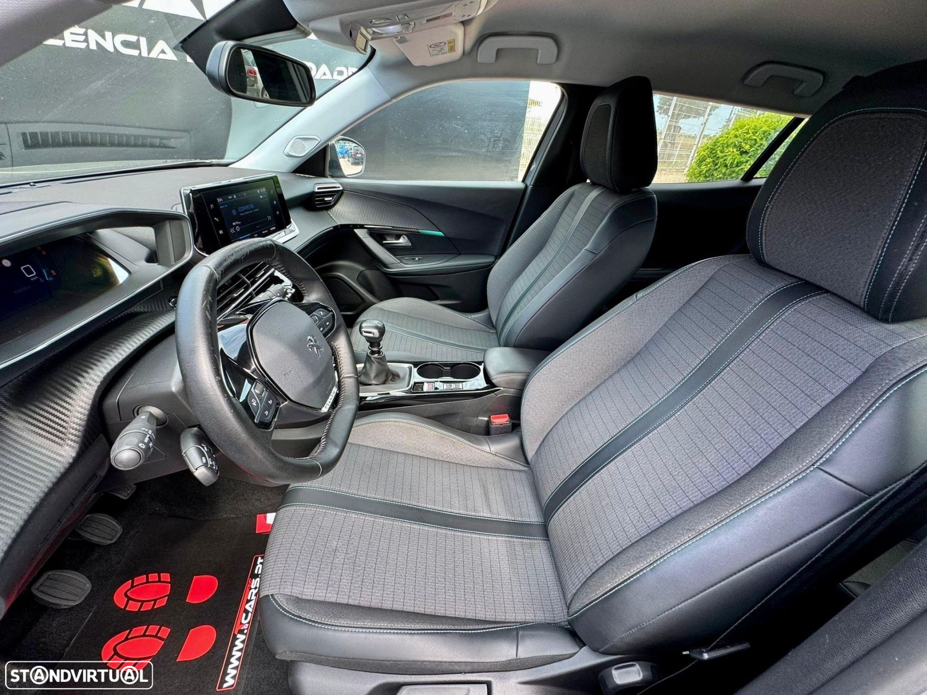 Peugeot 2008 1.2 PureTech Allure - 16