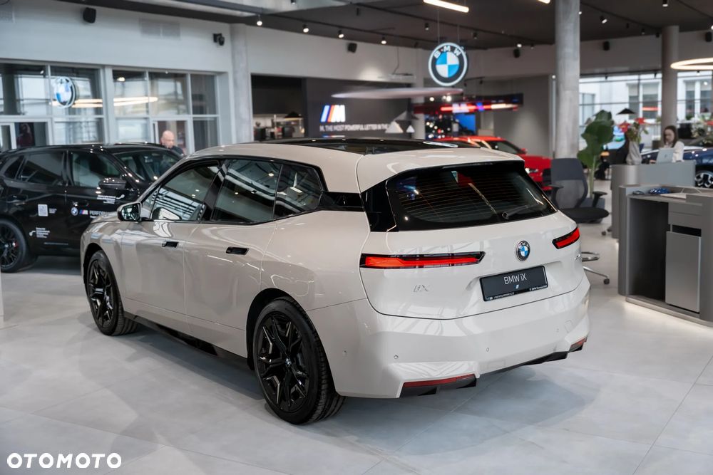 BMW iX - 18