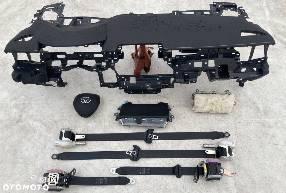 TOYOTA COROLLA E21 DESKA SKÓRA SZYTA KONSOLA KOKPIT PULPIT PÓŁKA PARAPET AIRBAG PODUSZKI POWIETRZNE KURTYNA KURTYNY FOTELA FOTELOWE PASY PAS - 2