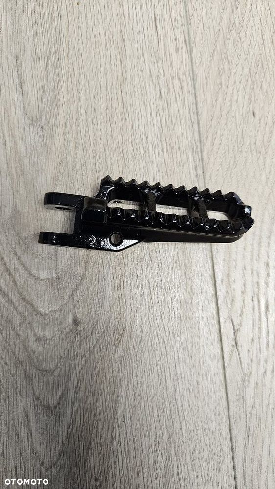 Oryginalny Podnóżek Prawy Suzuki RM 125 250 / DR 100 125  43551-37202 - 2