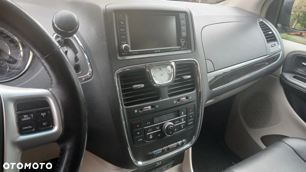 Chrysler Town & Country 3.6 Limited - 13