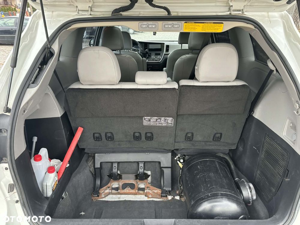 Toyota Sienna 3.5 XLE AWD - 17