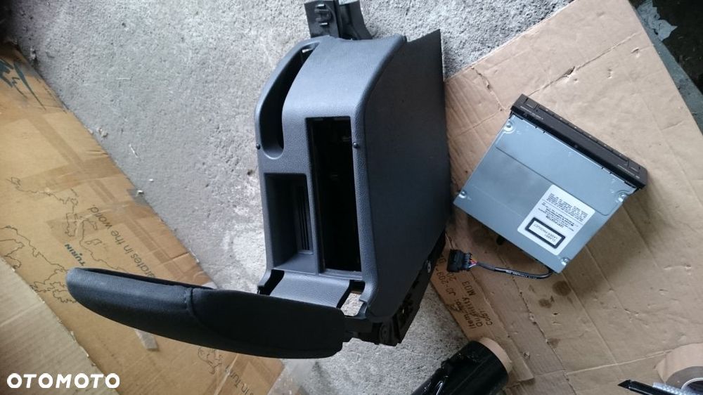 VW GOLF V PODLOKIETNIK ZMIENIARKA PLYT CD - 2