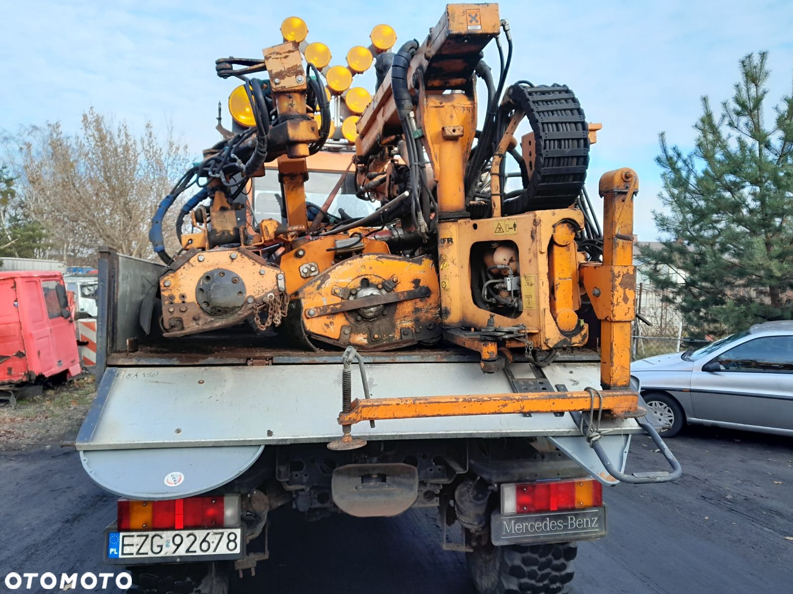 Mercedes-Benz Unimog - 4
