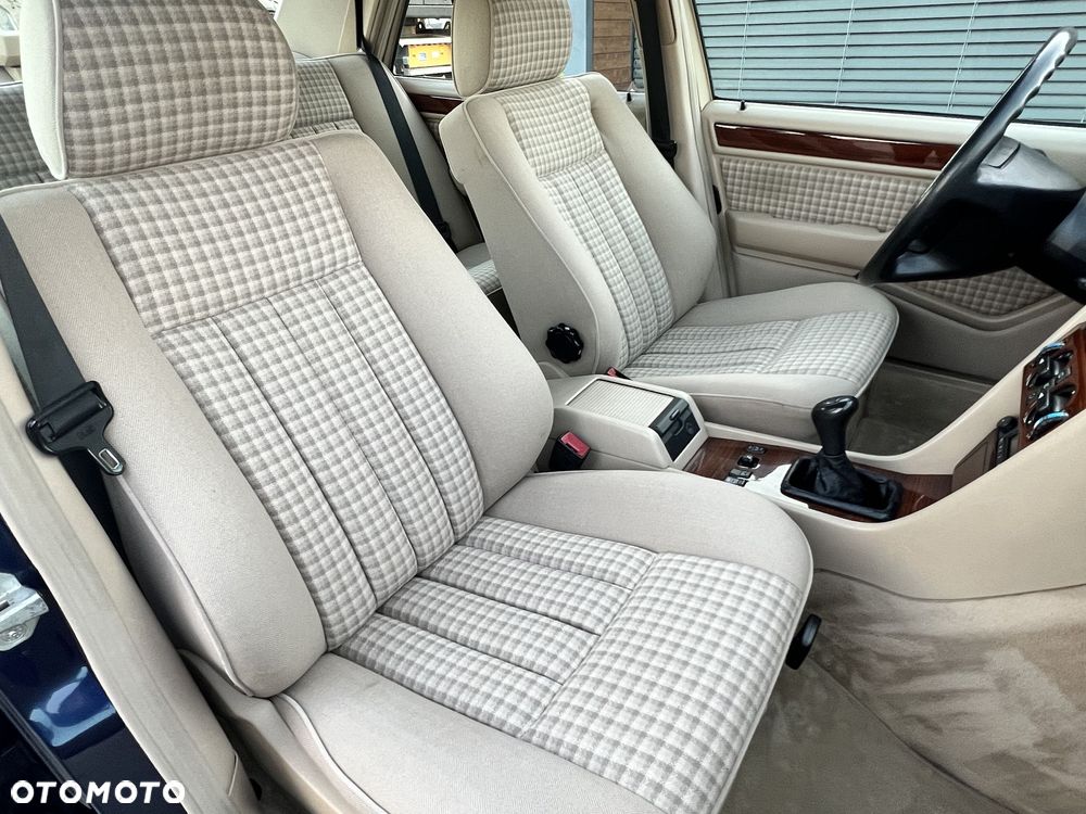 Mercedes-Benz Klasa E 260 - 22