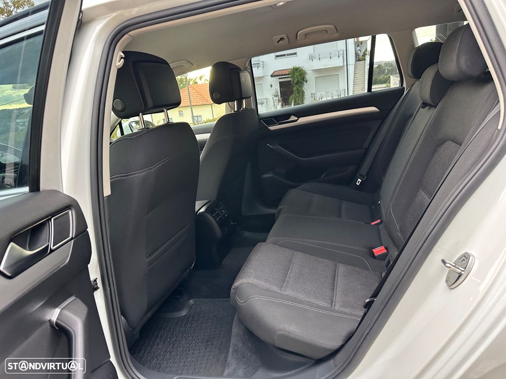 VW Passat Variant 2.0 TDI R-Line - 29