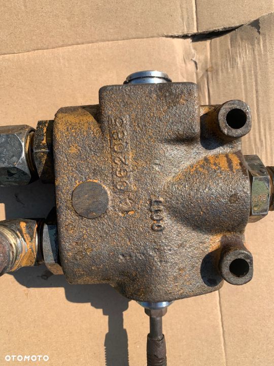 M0559108522 Zawór rozdzielacz 1069184 CASE 580 G - 4