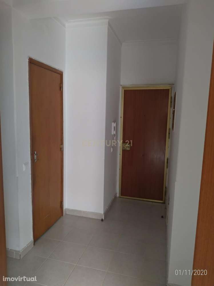 T1 com elevador e varanda na Cruz de Pau / Amora - Grande imagem: 5/26