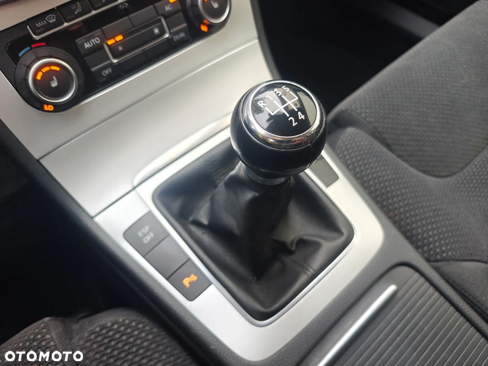 Volkswagen Passat 1.6 Comfortline - 22