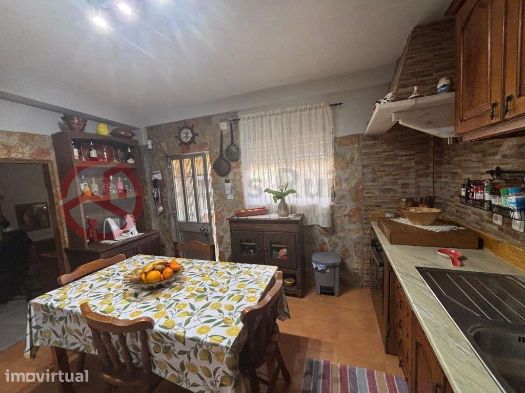 Moradia com dois apartamentos independentes no Laranjeiro, Almada - Grande imagem: 4/35