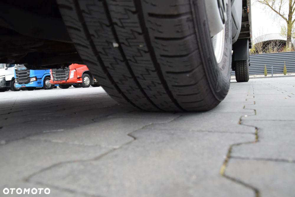 Iveco DAILY 35S14 / 2.3 - 140 KM / AUTIOMAT HI-MATIC / 3 OSOBY / DO 3,5 TONY / KONTENER / DOSTAWCZE / WINDA PALFINGER / KLIMA / TEMPOMAT / 2022 / SERWISOWANY / SPROWADZONY Z NIEMIEC - 13