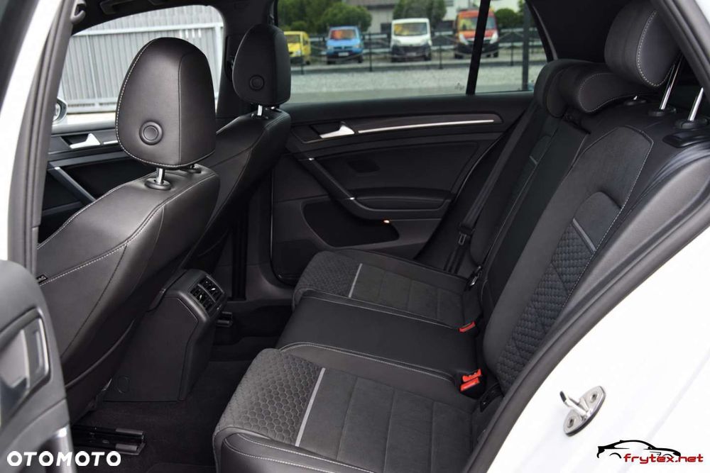 Volkswagen Golf - 24