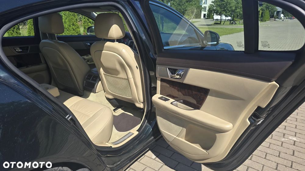 Jaguar XF 2.7 V6 D Premium Luxury - 17