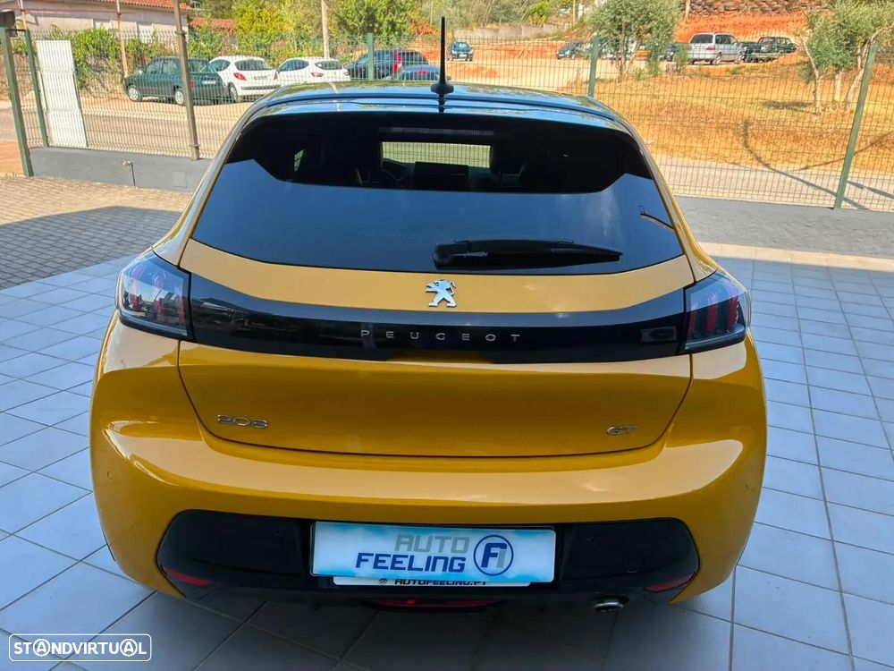 Peugeot 208 - 8