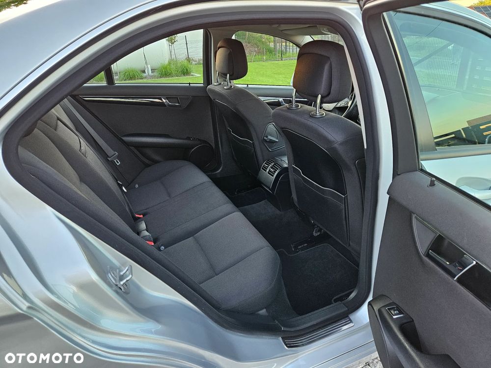 Mercedes-Benz Klasa C 200 CGI BlueEFFICIENCY Elegance - 17