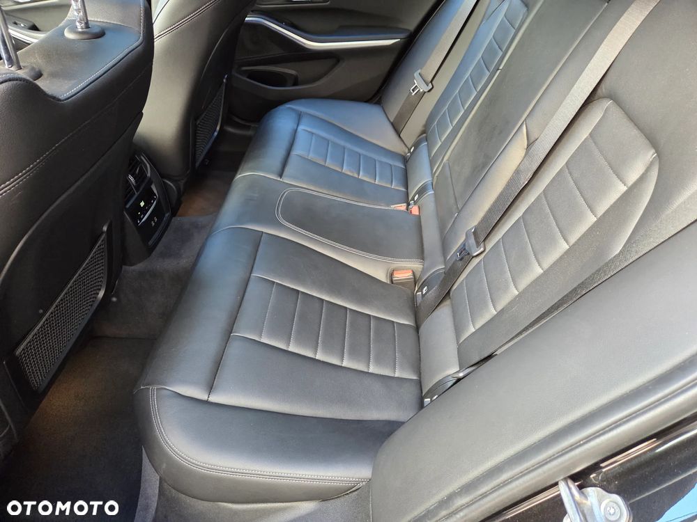 BMW Seria 3 320i Edition M Sport Shadow - 16