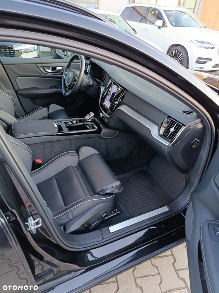 Volvo V60 T8 AWD Plug-In Hybrid Ultimate Dark - 12