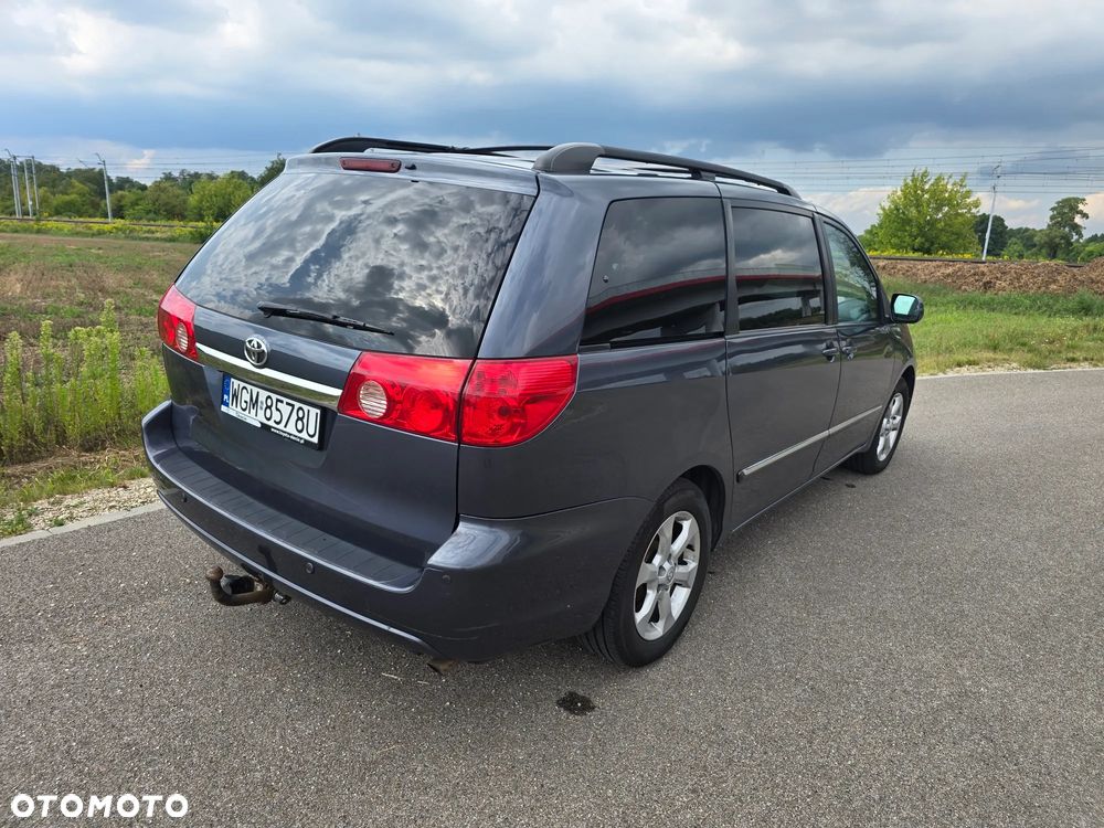 Toyota Sienna 2010 photo 3