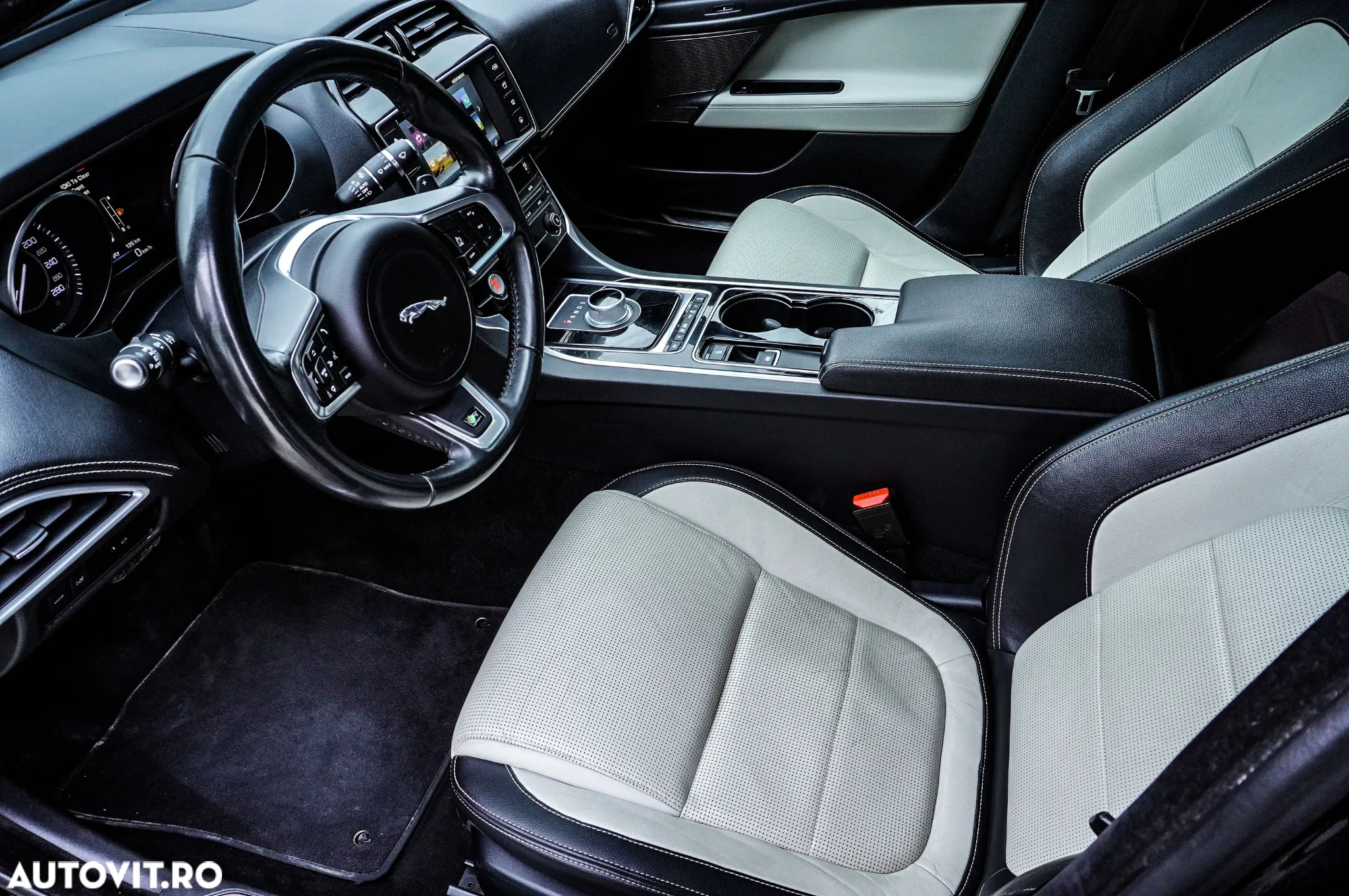 Jaguar XE 2.0 R-Sport - 12