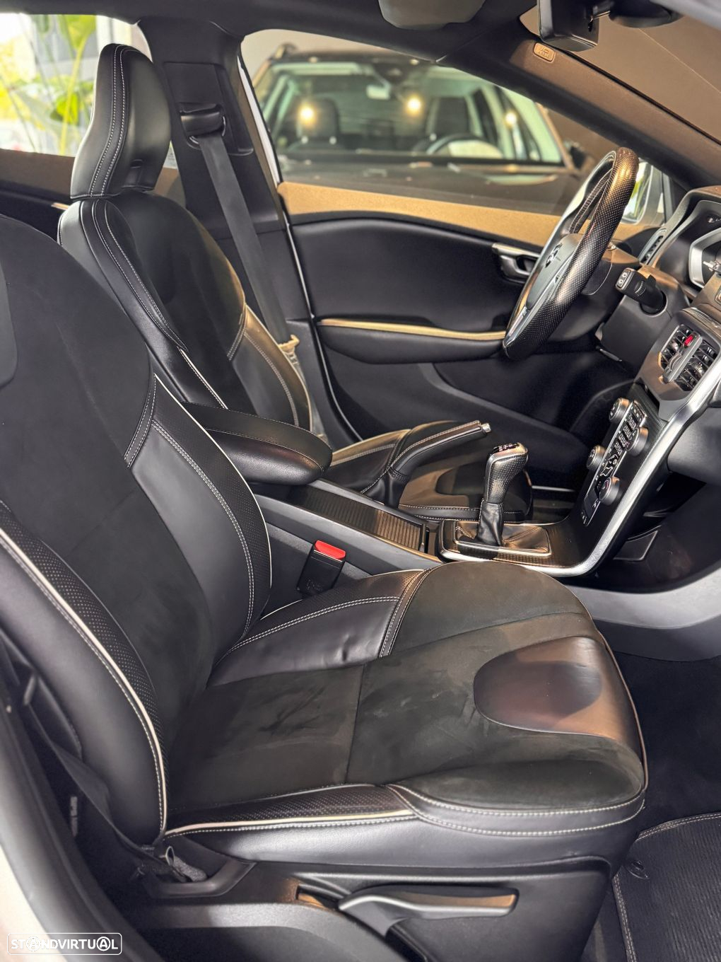 Volvo V40 2.0 D2 R-Design - 24