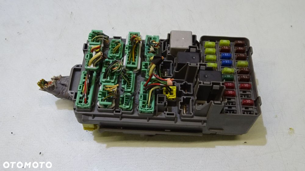 SKRZYNKA BEZPIECZNIKÓW HONDA CR-V II 2.2i-CDTi - 1