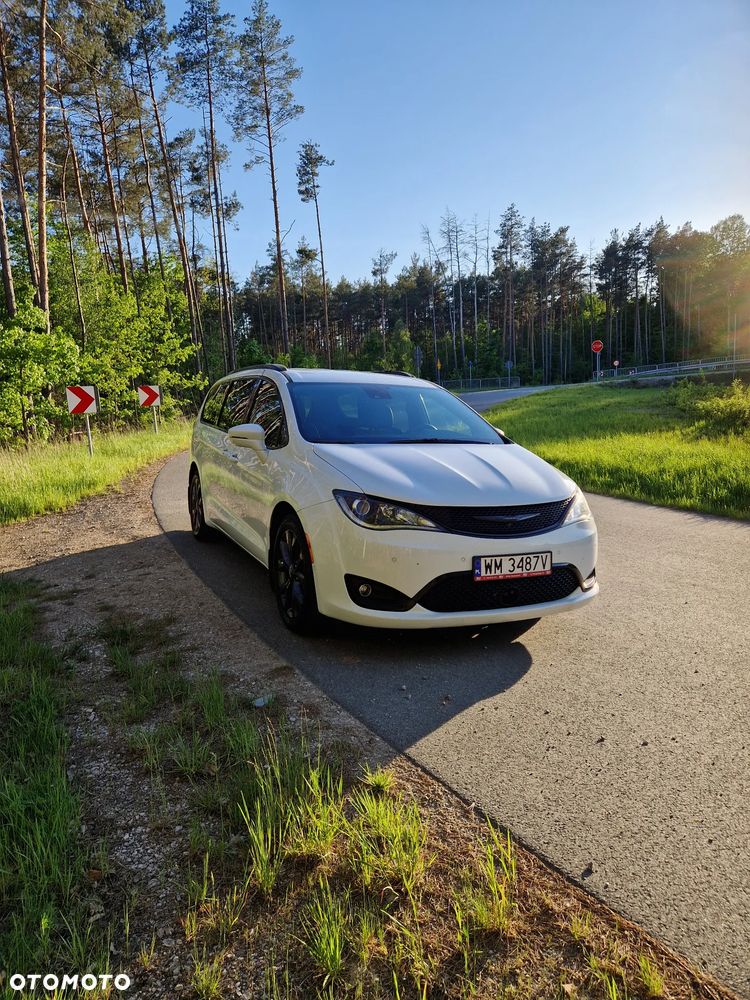 Chrysler Pacifica - 2
