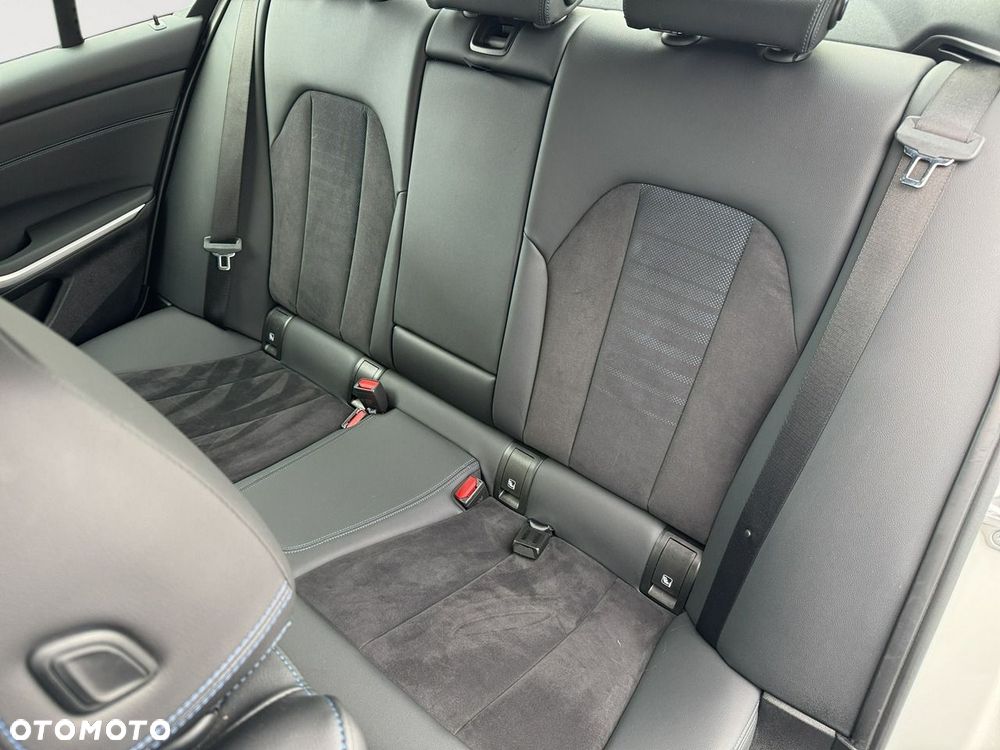 BMW Seria 3 318i M Sport - 23
