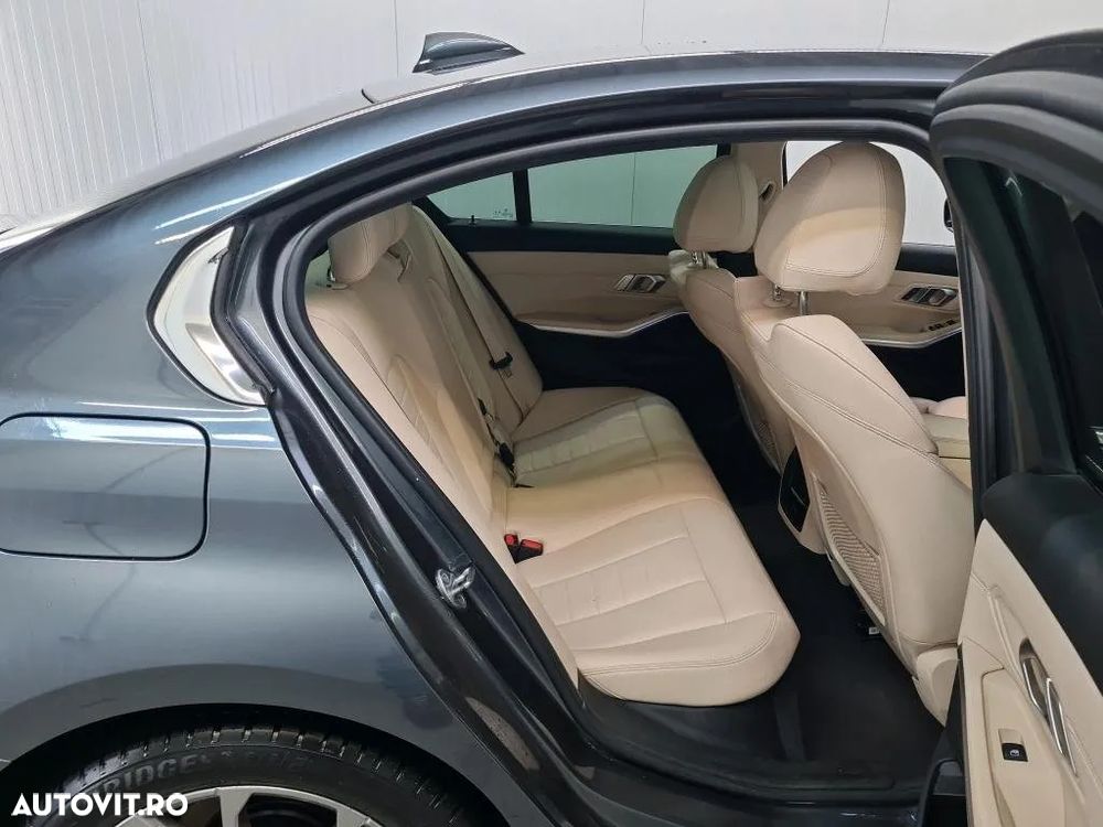 BMW Seria 3 320i Aut. Luxury Line - 7