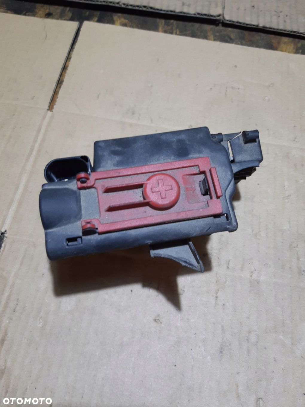 AUDI A4 B9 ROZDZIELACZ PRĄDU 8W0941823 - 1