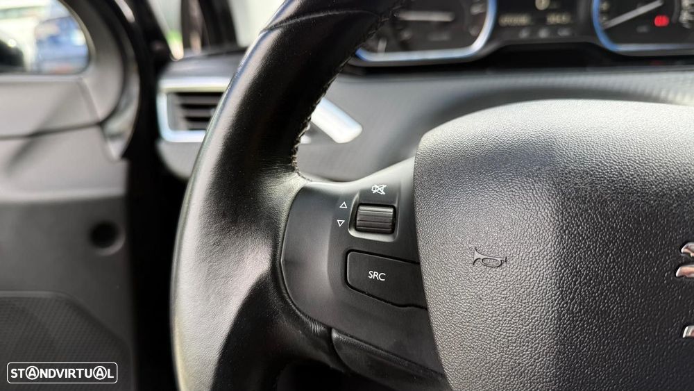 Peugeot 2008 1.2 PureTech Allure EAT6 - 19